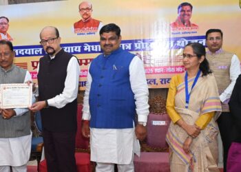 राज्यपाल रमेन डेका एवं मुख्यमंत्री विष्णुदेव साय ने 10वीं और 12वीं परीक्षा के मेधावी विद्यार्थियों को किया सम्मानित