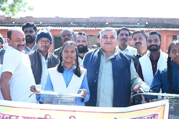 पर्यटन एवं संस्कृति मंत्री राजेश अग्रवाल ने सरस्वती साइकिल योजना के तहत मेंड्रॉकला विद्यालय में छात्राओं को साइकिल वितरित की