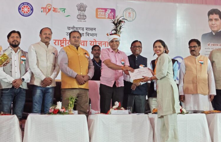 डीके कॉलेज बलौदाबाजार में राज्य स्तरीय एनएसएस शिविर का हुआ समापन,उच्च शिक्षा मंत्री ने कहा-युवाओं की ऊर्जा ही राष्ट्र की असली ताकत