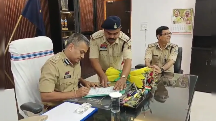 आईपीएस अभिषेक शांडिल्य ने किया दुर्ग रेंज आईजी का पदभार ग्रहण