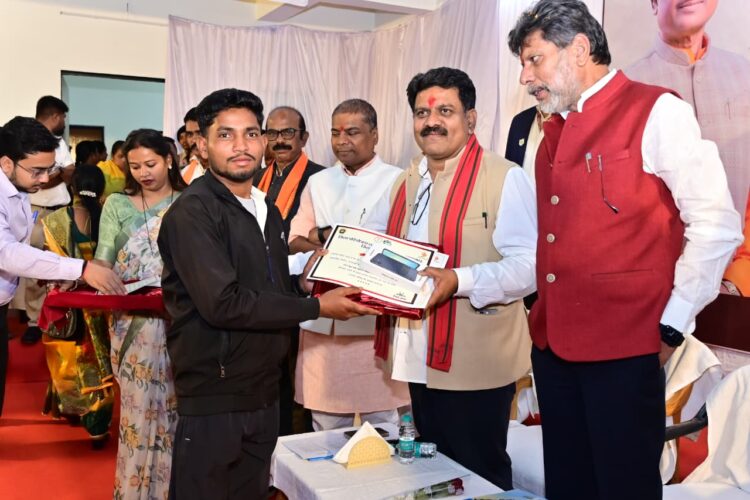 उप मुख्यमंत्री शर्मा ने 30 पुनर्वासित युवाओं को बांटे टूलकिट और मोबाइल