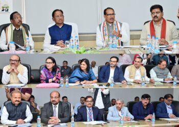 केन्द्रीय कृषि मंत्री ने की विभागीय काम-काज की समीक्षा, कहा-छत्तीसगढ़ के एग्रोक्लाइमेट के अनुरूप बनाएंगे विशेष नीति