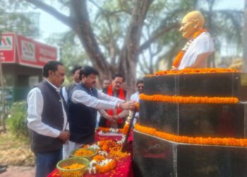 महात्मा गाँधी को 78वें निर्वाण दिवस पर छग राज्य नागरिक आपूर्ति निगम के अध्यक्ष संजय श्रीवास्तव ने किया सादर नमन